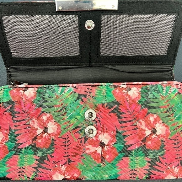 TAHARI Red Faux Leather RFID Wallet (8x4) - Picture 2 of 6